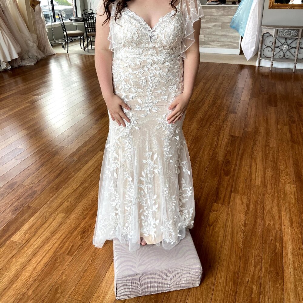 Stella York Wedding Dress NWT Sz 16 + Sleeves (Altered Back Appliques)